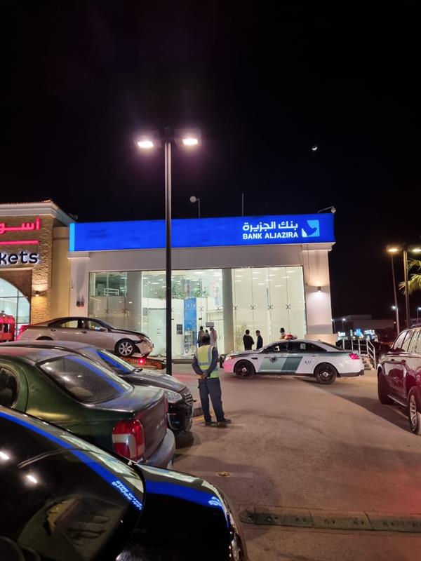 سيارة تقتحم واجهة بنك في العاصمة الرياض