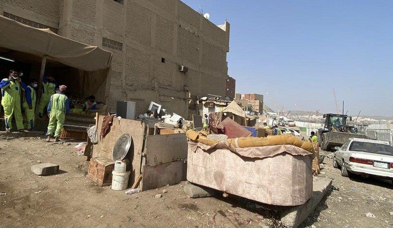 بالصور.. مصادرة وإتلاف خردوات وأدوات منزلية بـ