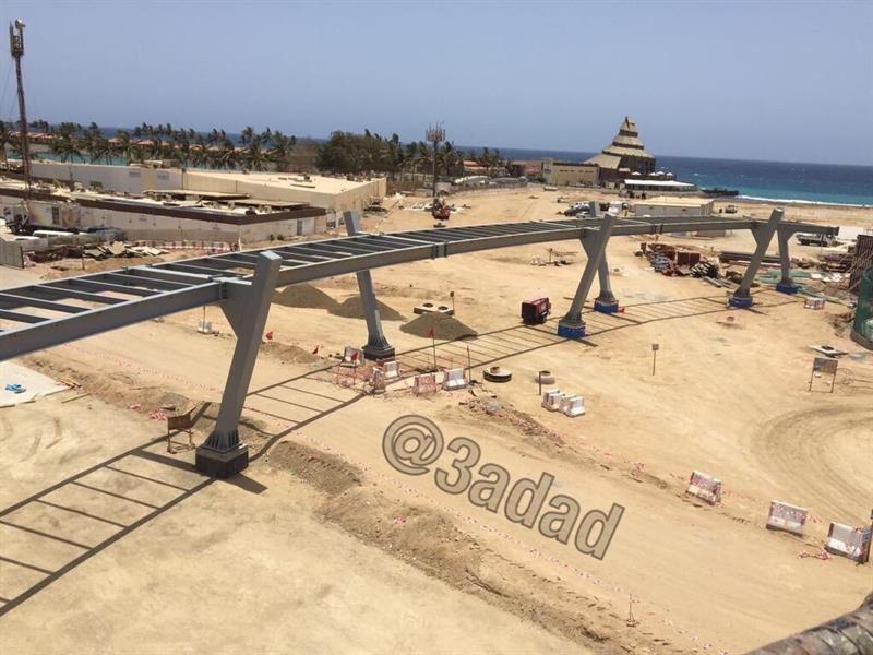 صور حديثة من أعمال تنفيذ أطول جسر مشاة في المملكة بجدة