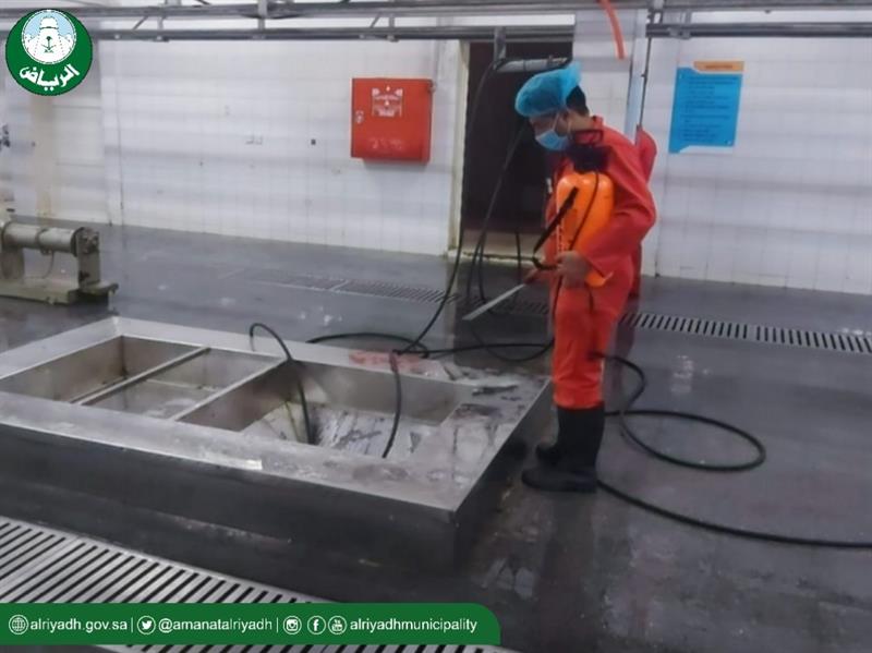 جهود مواجهة كورونا في الرياض.. أسواق تُطهّر وإغلاقات تُتابع ومعقمات توزّع مجاناً جهود مواجهة كورونا في الرياض.. أسواق تُطهّر وإغلاقات تُتابع ومعقمات توزّع مجاناً