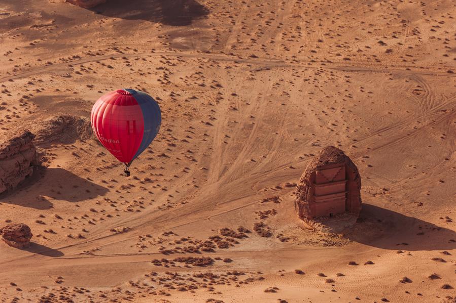 العلا تدخل موسوعة "غينيس" بأكبر عرض ليلي للمناطيد المضيئة في العالم