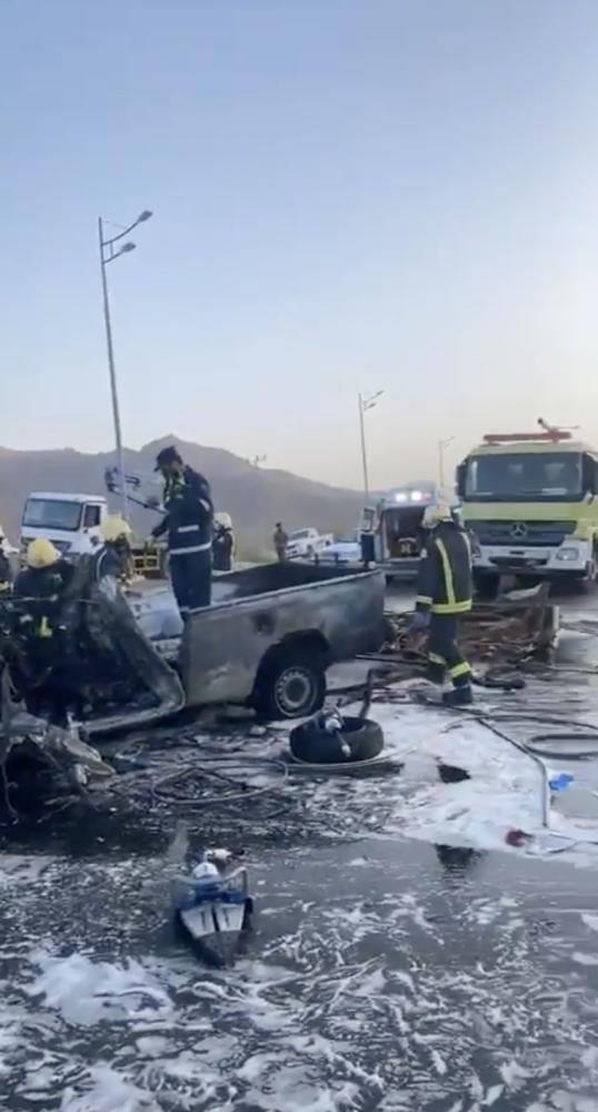 وفـاة 4 أشخاص مُتفحمين وإصابة 4 آخرين بحـادث مروّع في نجران (صور)