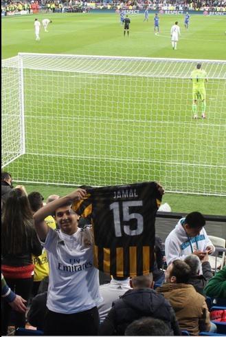 مشجع يحمل قميص باجندوح