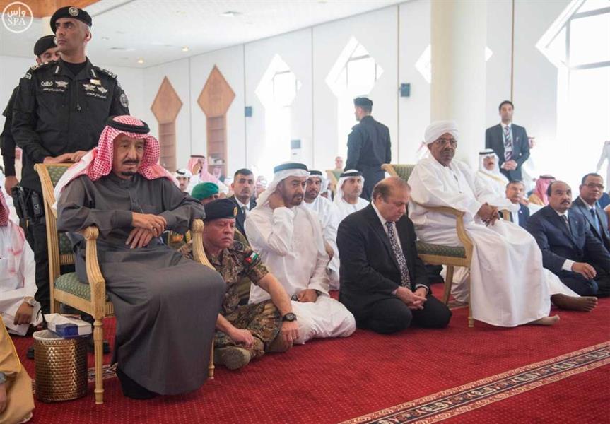  خادم الحرمين وعدد من قادة رعد الشمال يؤدون صلاة الجمعة في جامع الضيافة الملَكية بحفر الباطن