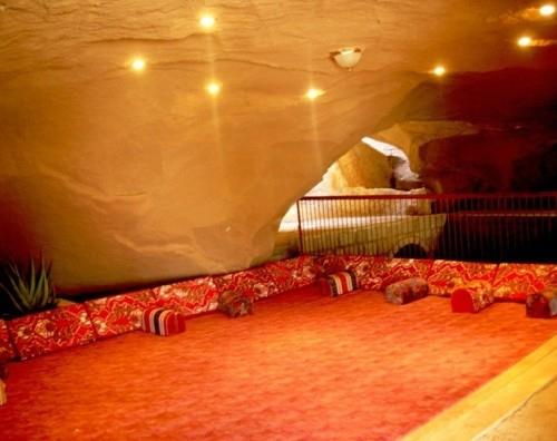  باحث يحول كهوف الباحة إلى منتجعات