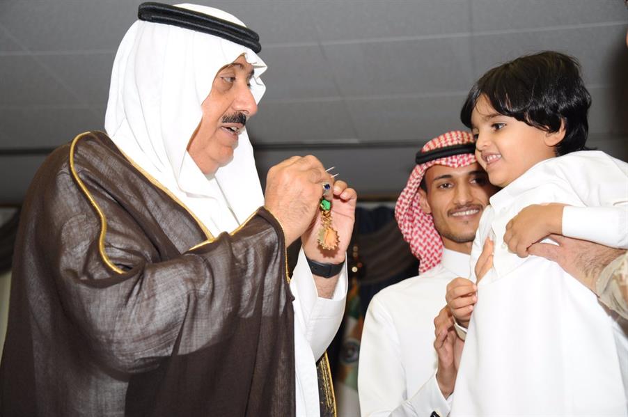 بالصور.. الأمير متعب بن عبدالله يقلد ذوي شهداء الواجب بالحرس الوطني وسام الملك عبدالعزيز