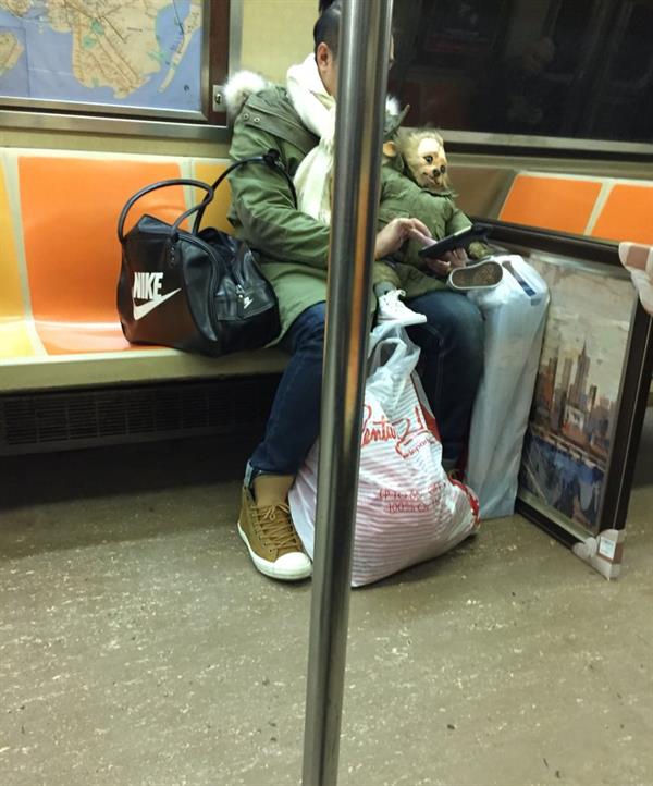 دمية مخيفة تظهر في 