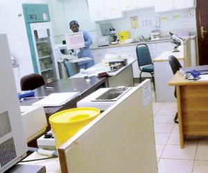 عامل النظافة يحمل التحاليل