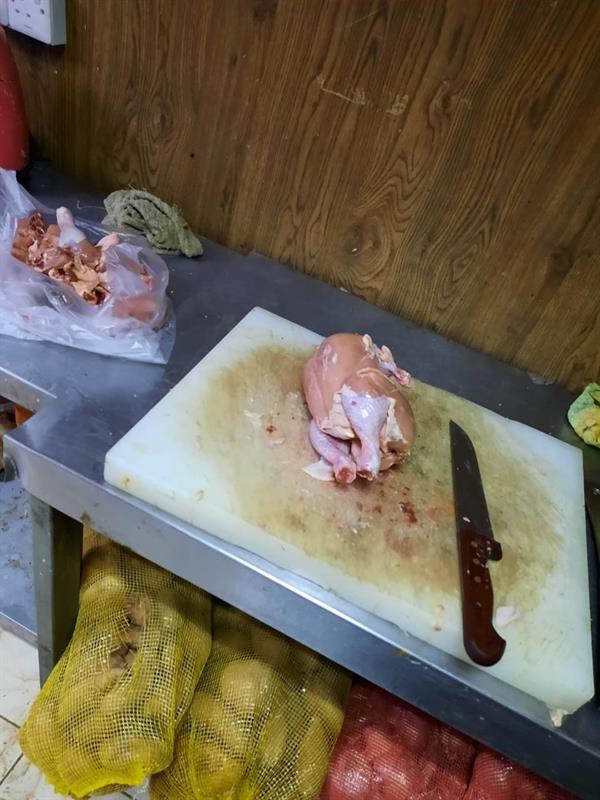 شاهد.. إغلاق مطعم بالخرج يقوم بتحضير الطعام داخل شقة سكنية ومصادرة لحوم مجهولة المصدر