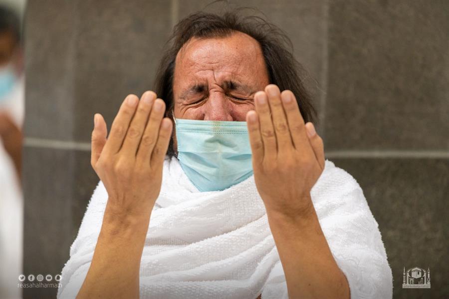 المصلون يشهدون ختم القرآن بالحرمين الشريفين وسط أجواء روحانية المصلون يشهدون ختم القرآن بالحرمين الشريفين وسط أجواء روحانية