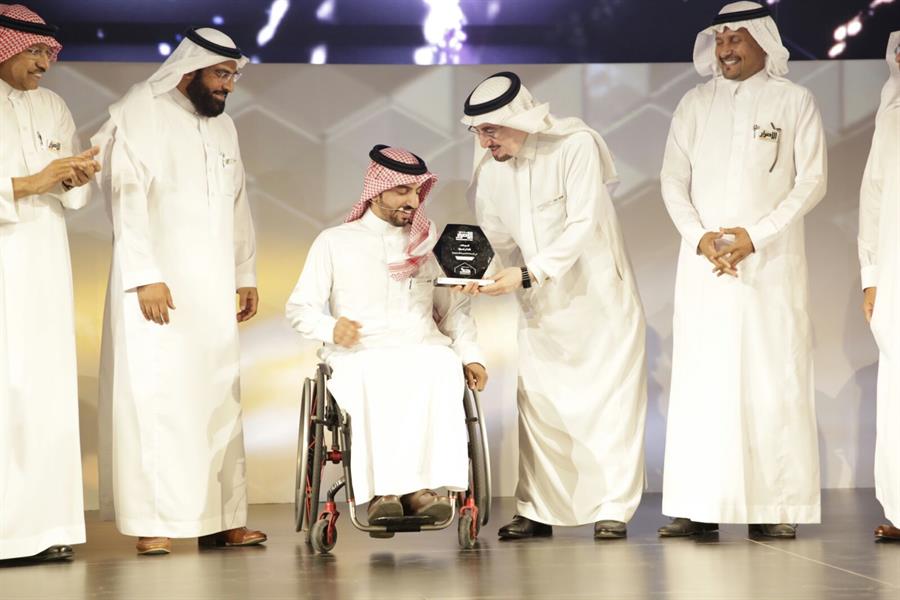 وزير العمل يتوج محمد الشريف بلقب الأكثر إصرارا في المملكة لعام 2015