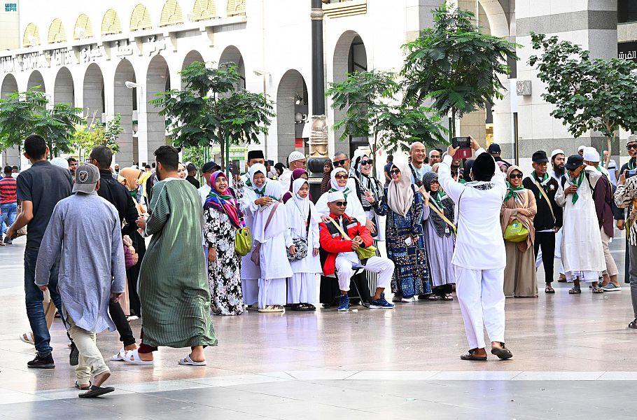 زائرو المدينة المنورة والمعتكفون بالمسجد النبوي