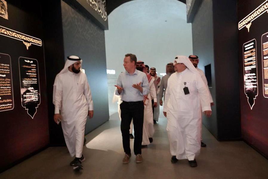 القنصل البريطاني يزور جبل النور و