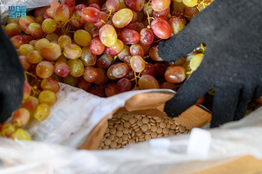  إحباط تهريب أكثر من 5 ملايين قرص إمفيتامين داخل حاوية لفاكهة العنب عن طريق ميناء جدة 