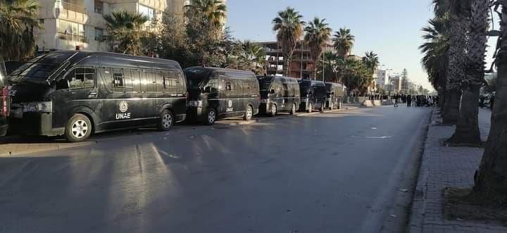 تونس.. متظاهرون ضد قرارات الرئيس يحاولون اختراق حواجز الأمن