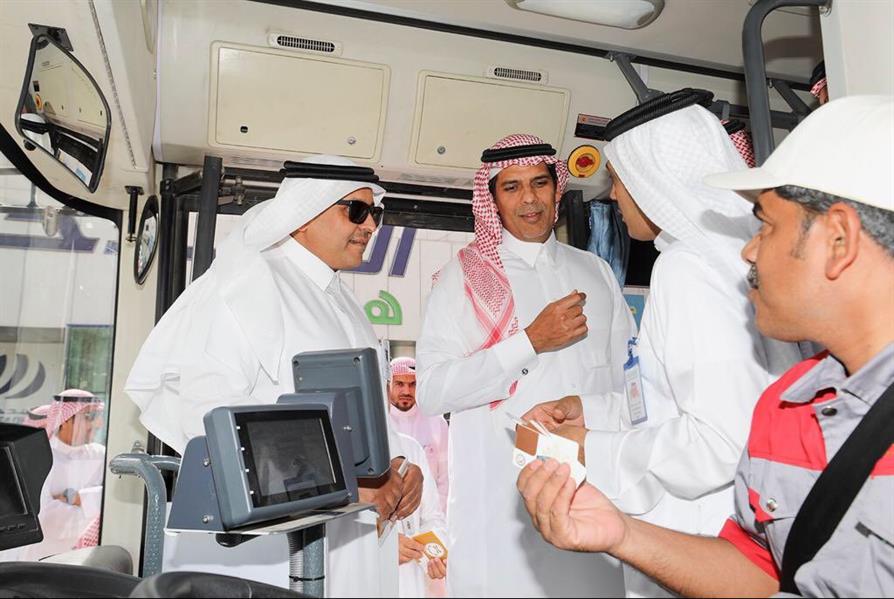 شاهد.. وزير النقل يستقل إحدى حافلات النقل الجماعي البديل 