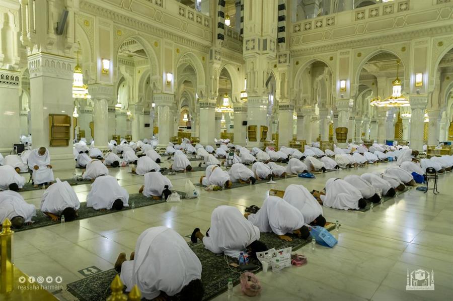 المصلون يشهدون ختم القرآن بالحرمين الشريفين وسط أجواء روحانية المصلون يشهدون ختم القرآن بالحرمين الشريفين وسط أجواء روحانية