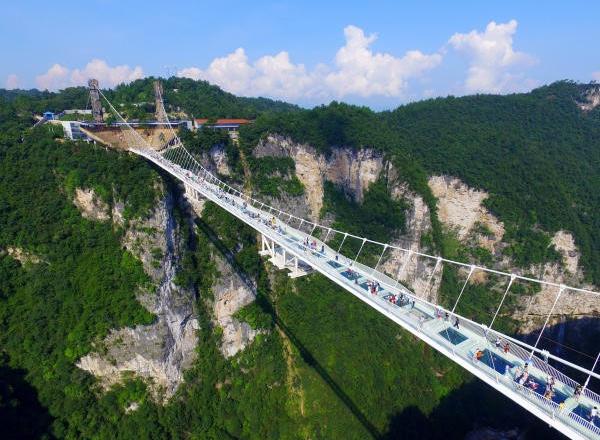 افتتاح أعلى وأطول جسر زجاجي في العالم وسط الصين