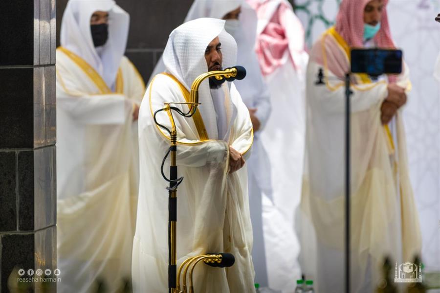 المصلون يشهدون ختم القرآن بالحرمين الشريفين وسط أجواء روحانية المصلون يشهدون ختم القرآن بالحرمين الشريفين وسط أجواء روحانية