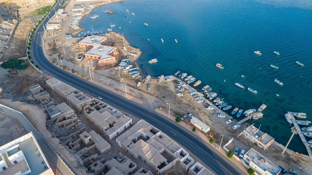 بلدة سعودية مبنية بالكامل من الطين وتطل على البحر الأحمر بلدة سعودية مبنية بالكامل من الطين وتطل على البحر الأحمر