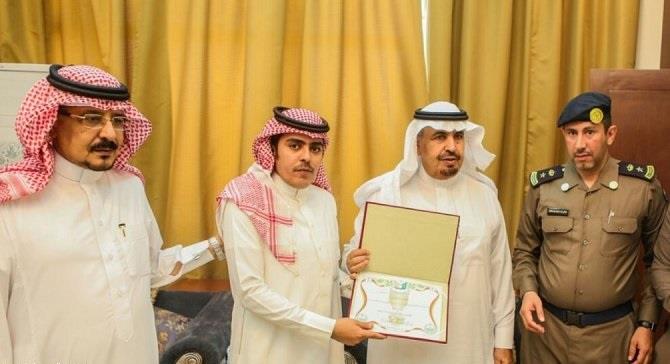 بالصور.. ولي العهد يوجه بمنح مواطنَين نوط الإنقاذ لشجاعتهما بالصور.. ولي العهد يوجه بمنح مواطنَين نوط الإنقاذ لشجاعتهما