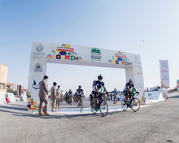 قائد القوات البحرية يشارك في مسيرة دراجات احتفاءً باليوم الوطني