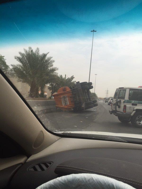 انقلاب شاحنة صرف صحي على الطريق الدائري الغربي بالرياض