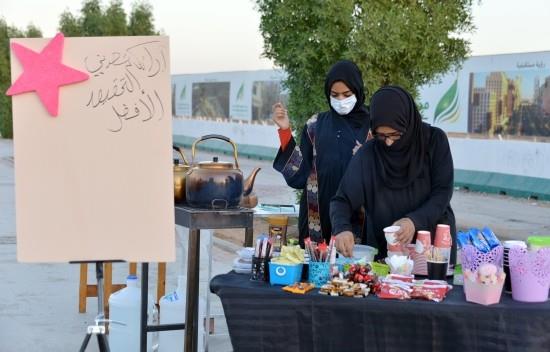 بالصور.. سعودية تمتهن بيع 