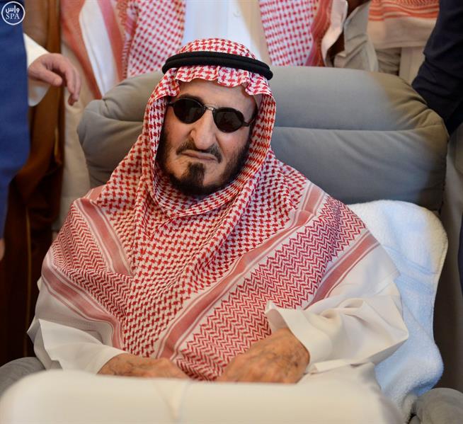 بالصور.. الأمير بندر بن عبدالعزيز يؤدي صلاة الميت على الشيخ مهنا أبا الخيل