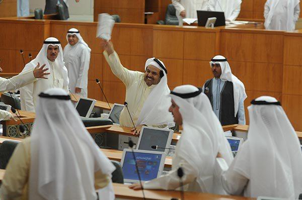 بالفيديو والصور.. معركة بالأحذية والعقال في مجلس النواب الكويتي