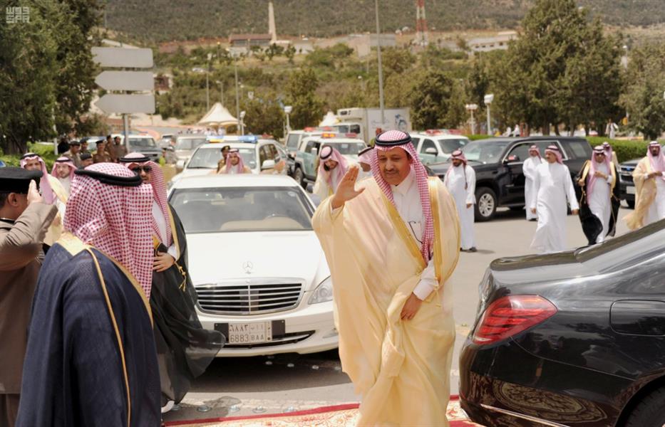 بالصور.. وصول الأمير حسام بن سعود إلى الباحة لمباشرة مهامه أميراً للمنطقة