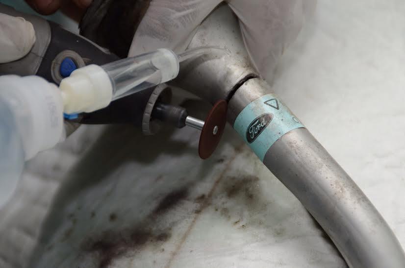 بالصور.. إنقاذ مواطن علقت يده في فتحة بنزين السيارة ببريدة 