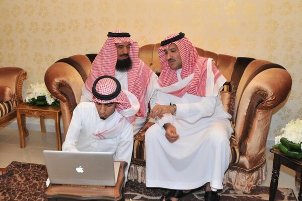 أمير المدينة يتناول إفطاره ويصلي مع مؤذني الحرم النبوي