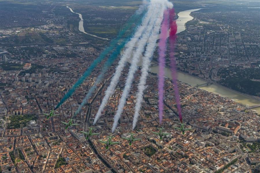 الصقور السعودية تبهر المجريين بعرض جوي رائع في سماء بودابست