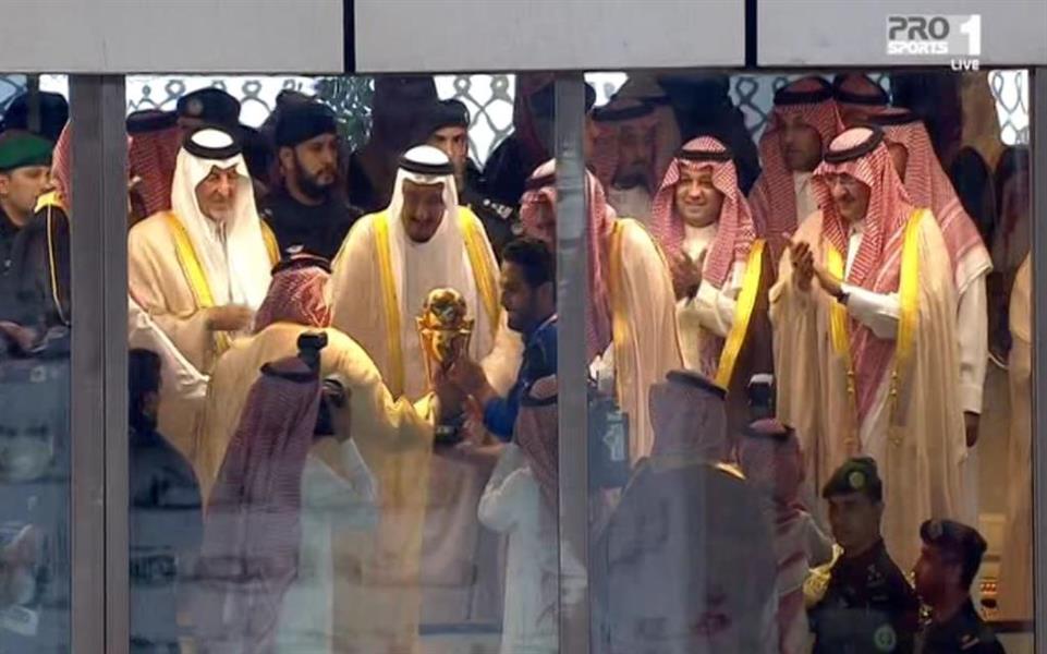 شاهد.. خادم الحرمين يتوج الهلال بكأس الملك