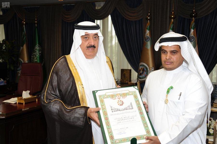 بالصور.. الأمير متعب بن عبدالله يقلد ذوي شهداء الواجب بالحرس الوطني وسام الملك عبدالعزيز