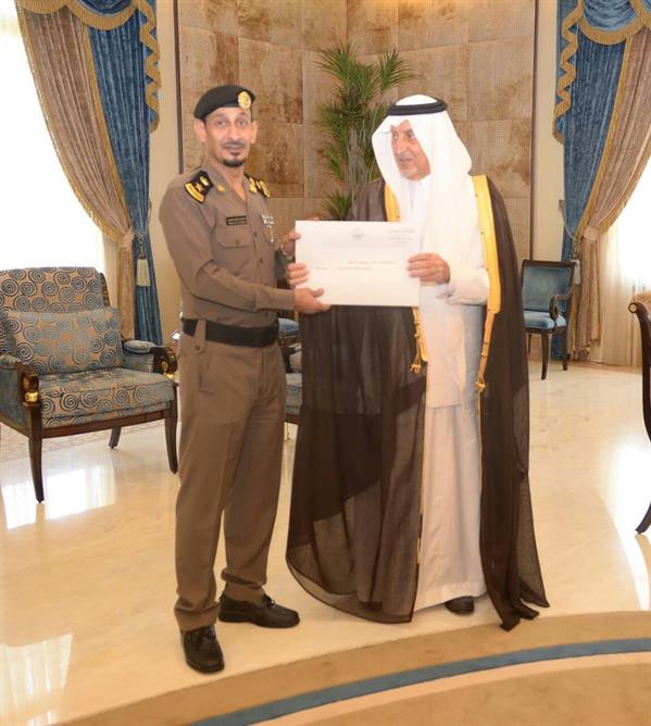 أمير مكة يكرّم ضابط شرطة نجح في حل ملابسات جريمة قتل غامضة