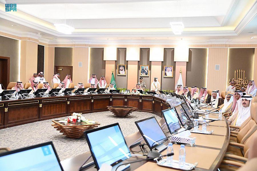 امير جازان يطلق المشاريع من مكتبه