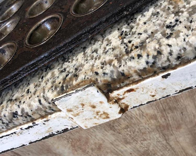 أواني مهترئة وغير صالحة للطهي.. ضبط مطعم معجنات مخالف بالخرج أواني مهترئة وغير صالحة للطهي.. ضبط مطعم معجنات مخالف بالخرج