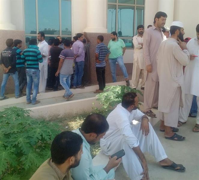 للمطالبة برواتبهم المتأخرة 11 شهرًا.. 40 عاملًا يتجمهرون أمام مقر محافظة المجاردة (صور)