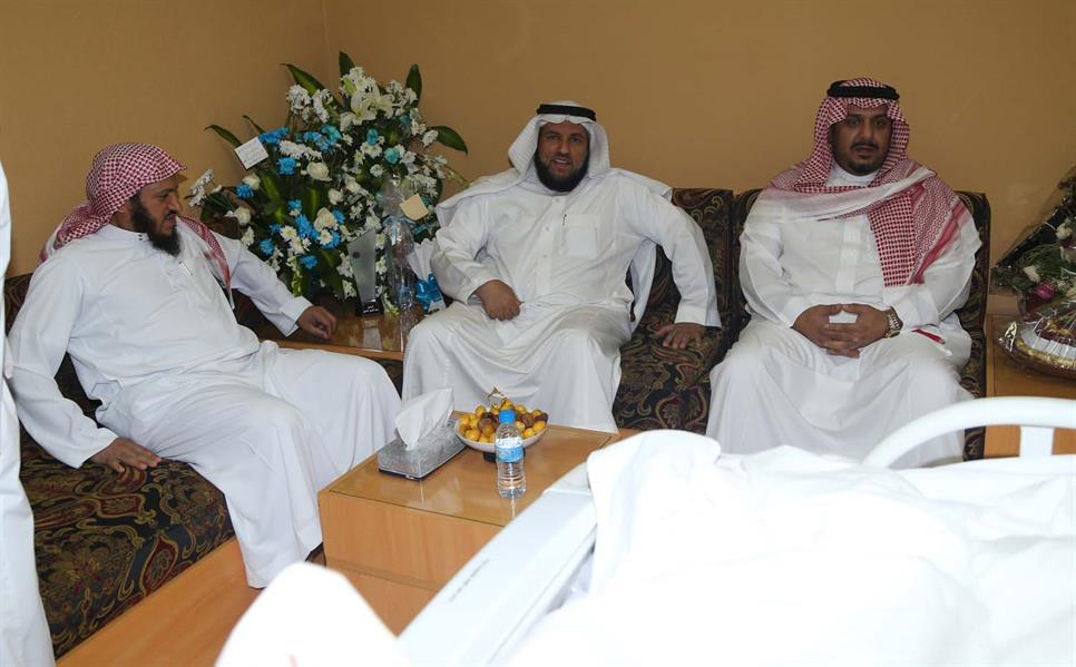 بالصور .. سمو رئيس نادي الهلال يزور المشجع الهلالي المنيع بالصور .. سمو رئيس نادي الهلال يزور المشجع الهلالي المنيع