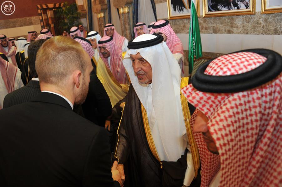 خالد الفيصل يستقبل بمنزله الأمير مقرن والمعزّين من أمراء ومسؤولين ومواطنين ووفود دول
