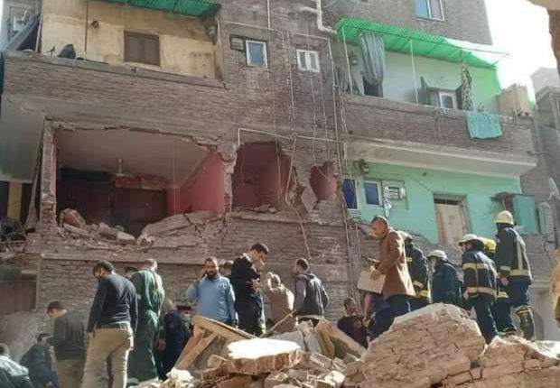 لحظة انهيار مبنى من 5 طوابق بالقاهرة أثناء عبور عدد من المارة أمامه لحظة انهيار مبنى من 5 طوابق بالقاهرة أثناء عبور عدد من المارة أمامه