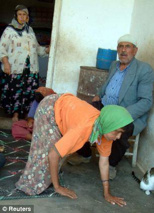 عائلة تركية تسير على أربع