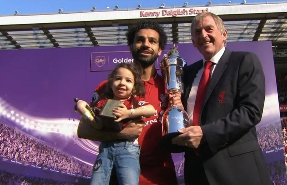 محمد صلاح الهداف التاريخي لـ"البريميرليغ".. شاهد احتفاله بالجائزة مع ابنته وزوجته