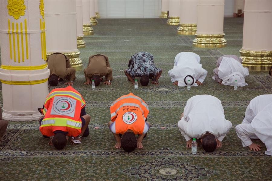  تطبيق التباعد الاجتماعي بين المصلين في المسجد النبوي للوقاية من 