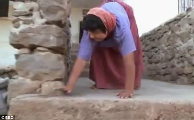 عائلة تركية تسير على أربع