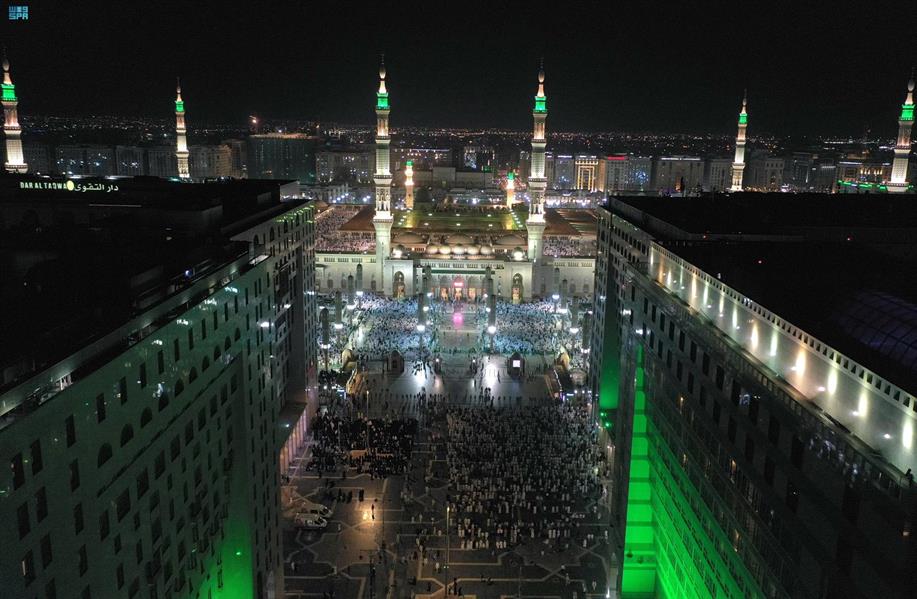 وسط أجواء إيمانية.. قاصدو المسجد الحرام والمسجد النبوي يشهدون ختم القرآن في ليلة 29 (صور) 