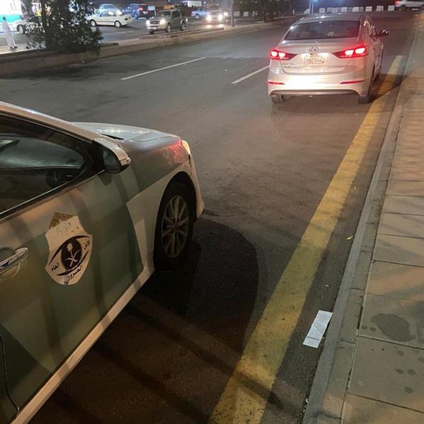 "مرور جدة" يوقف قائد مركبة تعمد إيقاف سيارته بمنتصف الطريق 