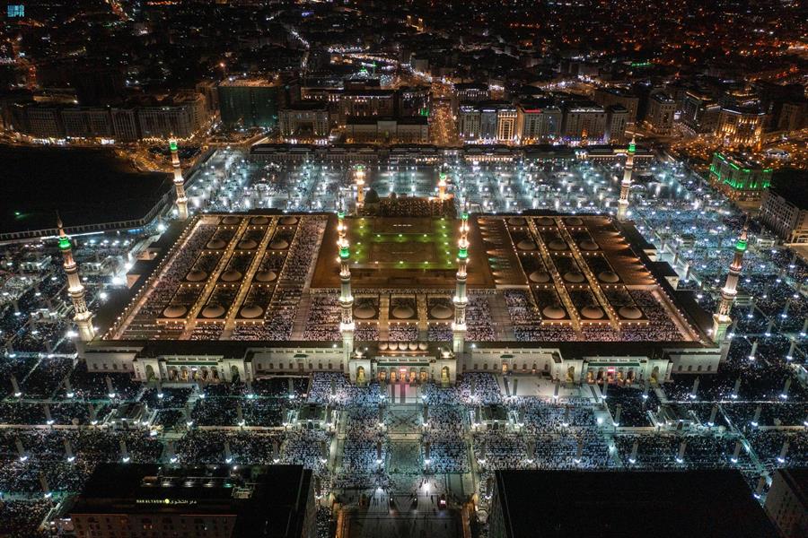 وسط أجواء إيمانية.. قاصدو المسجد الحرام والمسجد النبوي يشهدون ختم القرآن في ليلة 29 (صور) 